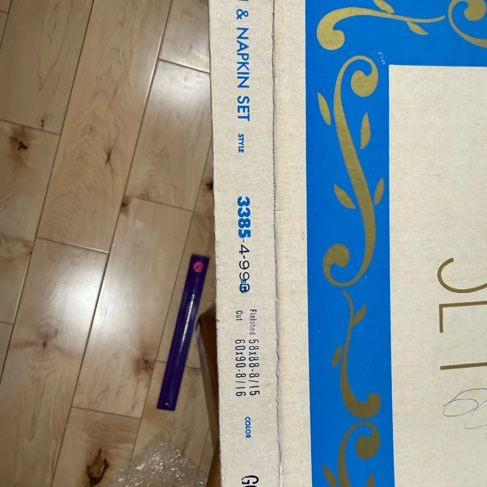 NWT Vintage Damask Table‎ Linens
